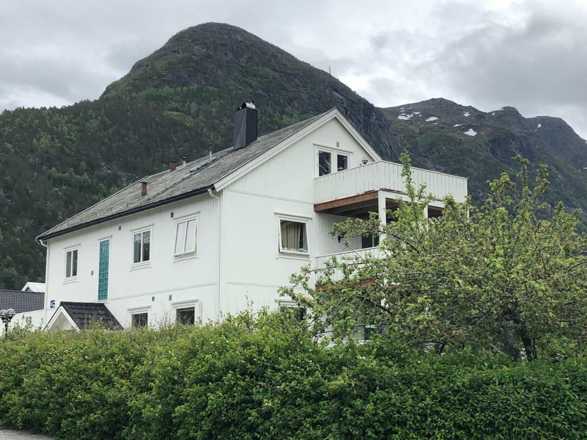 Andalsnes Gustehouse Apartamento Exterior foto